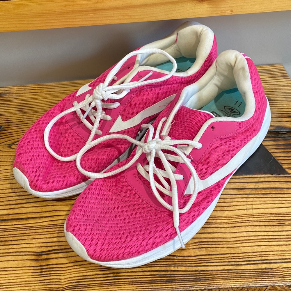 Tennis shoes